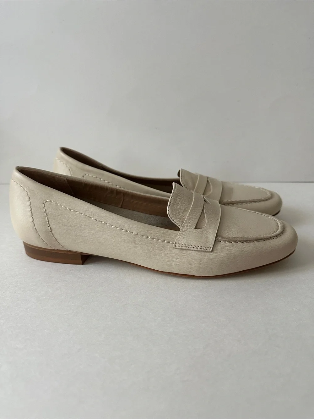 Coach Women's Cream Ivory Leather Penny Loafers Size 7.5 (runs small)